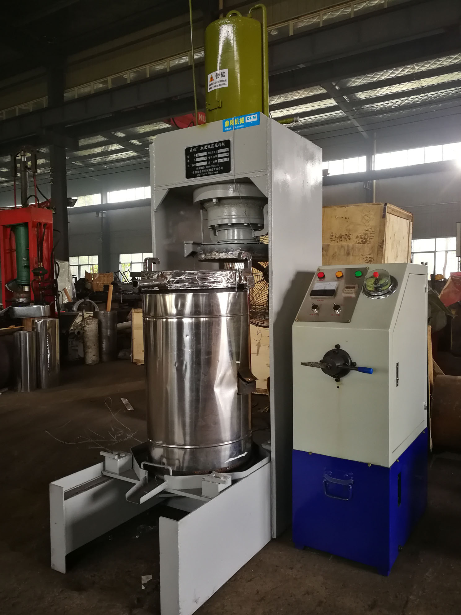 不銹鋼超高壓立式液壓壓榨機(jī)，果汁壓榨機(jī)，果渣壓榨機(jī)，藥材壓榨，油渣處理，白土壓榨